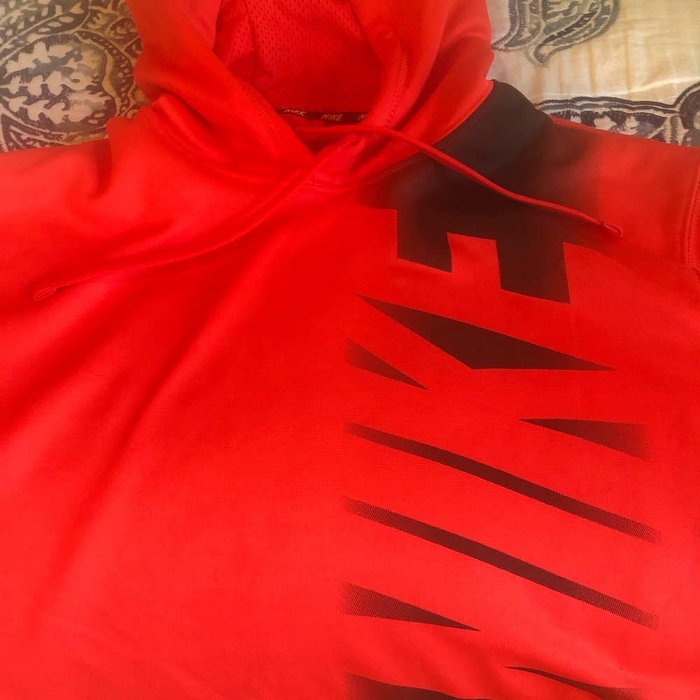 Nike Size Medium Dri Fit Performance Hoodie. Absolutely beautiful & a great fit